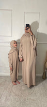 Charger l&#39;image dans la galerie, Abaya voile intégré enfant beige
